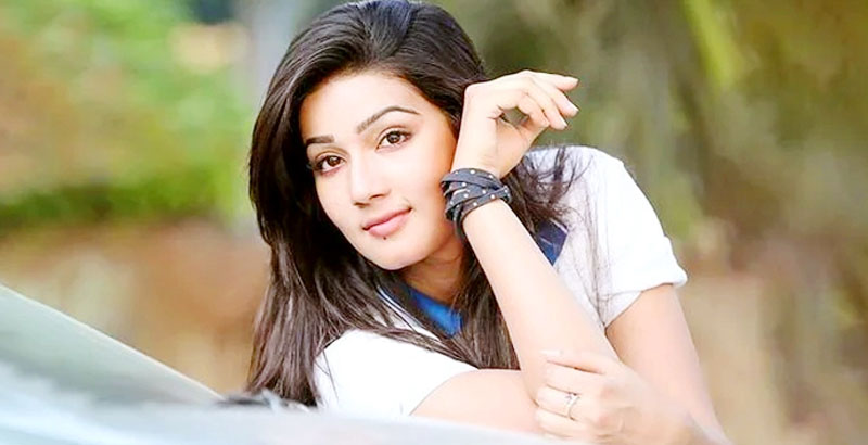 অবশেষে নিজের নামের সঙ্গে স্বামীর পদবি যুক্ত করলাম : মাহিয়া মাহি