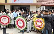 ফুলেল শ্রদ্ধায় বঙ্গবন্ধুকে স্মরণ করলেন চলচ্চিত্রকর্মীরা
