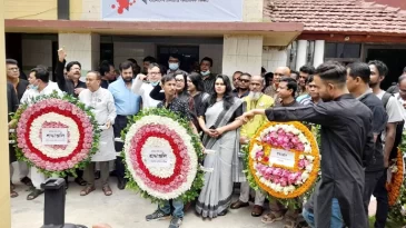 ফুলেল শ্রদ্ধায় বঙ্গবন্ধুকে স্মরণ করলেন চলচ্চিত্রকর্মীরা