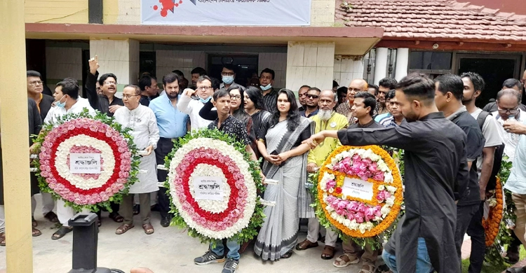 ফুলেল শ্রদ্ধায় বঙ্গবন্ধুকে স্মরণ করলেন চলচ্চিত্রকর্মীরা