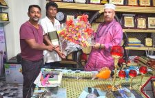 আব্দুর রহিম কে ফুল দিয়ে শুভেচ্ছা জানালেন: হাজী জাহাঙ্গীর আলম