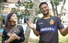 মানিকে মাগে হিতে’র গায়িকাকে বিখ্যাত হিন্দি গান শোনালেন সাকিব