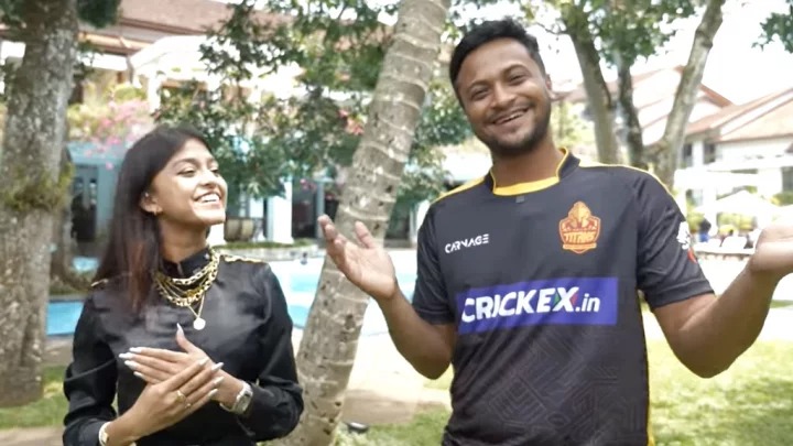 মানিকে মাগে হিতে’র গায়িকাকে বিখ্যাত হিন্দি গান শোনালেন সাকিব