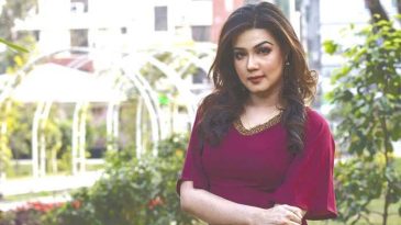অন্যের বুকিং ক্যানসেল করে বোট নিয়ে হাওরে ঘুরলেন মাহি