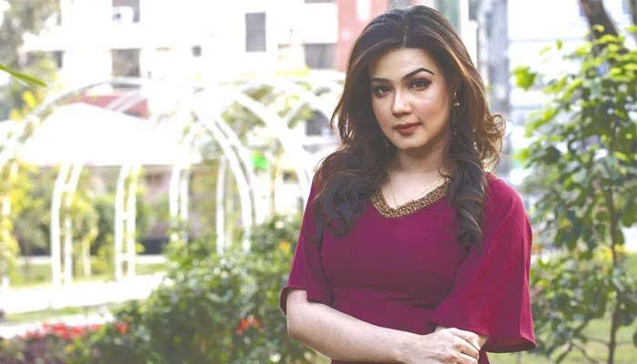 অন্যের বুকিং ক্যানসেল করে বোট নিয়ে হাওরে ঘুরলেন মাহি