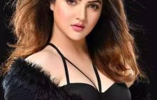 বোতাম খোলা পোশাকে ছবি দিতেই কটাক্ষের মুখে শ্রাবন্তী