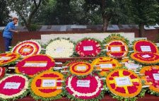 জাতীয় কবির সমাধিতে সর্বস্তরের মানুষের শ্রদ্ধাঞ্জলি