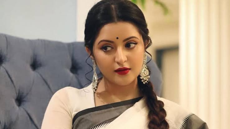 তাহলে কি সতর্কবার্তা দিলেন পরীমণি