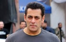 একাধিক লুকে চমক দিলেন সালমান