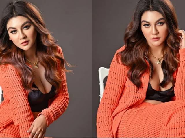 রহস্যময় ট্রেলারে জয়ার ঠোঁটে চুমু
