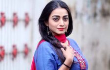 মন পড়ে থাকে মায়ের কাছে : অর্ষা