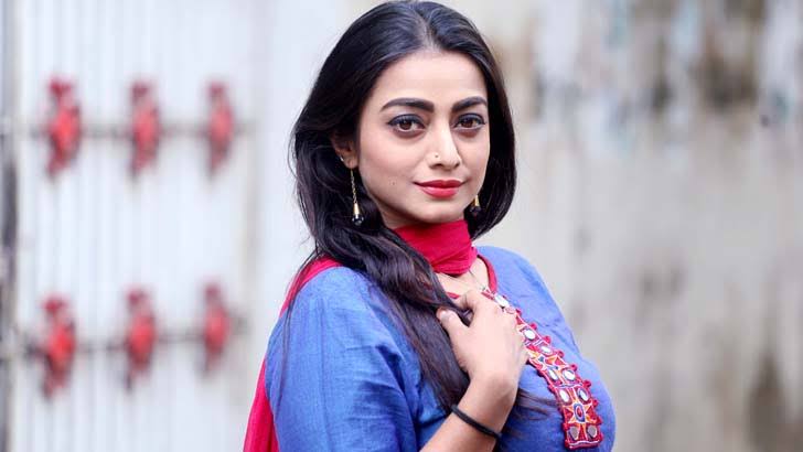 মন পড়ে থাকে মায়ের কাছে : অর্ষা
