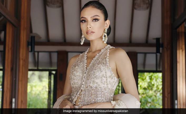 ‘মিস ইউনিভার্স পাকিস্তান’র মুকুট পরে তোপের মুখে এরিকা