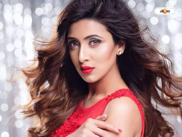 ভক্তের উপহারে চমকে গেলেন মিম
