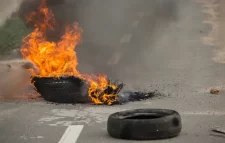 ধামরাইয়ে টায়ার জ্বালিয়ে সড়কে বোমা বিস্ফোরণ