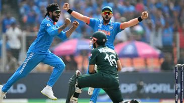 ভারতীয় বোলিংয়ে হঠাৎ পাকিস্তানের ব্যাটিং ধস