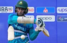 দলকে ভারতে রেখে হঠাৎ ঢাকায় সাকিব
