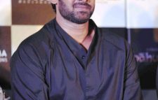 প্রভাসকে চড় মেরে পালালেন নারী