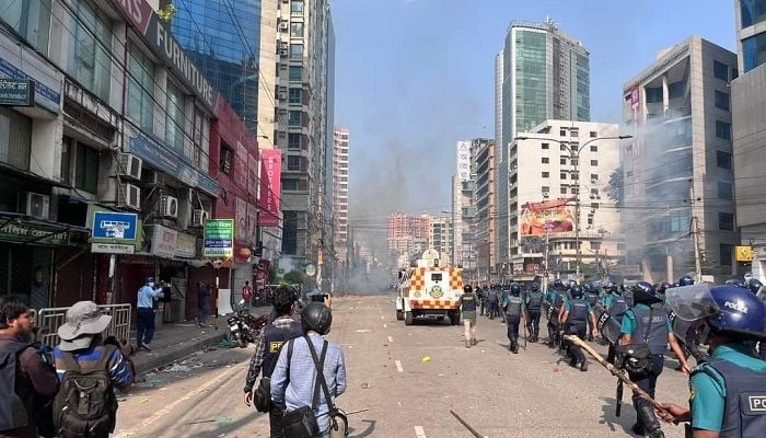 রাজধানীর কয়েকটি স্থানে সাংবাদিকসহ গুলিবিদ্ধ ২৫, ঢামেকে ভর্তি