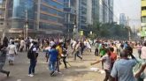 তিনদিক থেকে পুলিশের ওপর হামলা