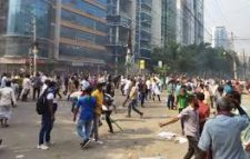 তিনদিক থেকে পুলিশের ওপর হামলা
