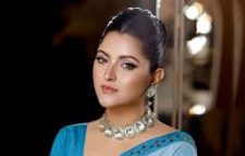 হাসপাতালে বসেই নতুন সিনেমার মিটিং সারলেন পরীমণি