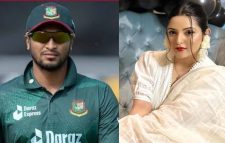সাকিবকে ধরে ফেলেছেন পরীমণি