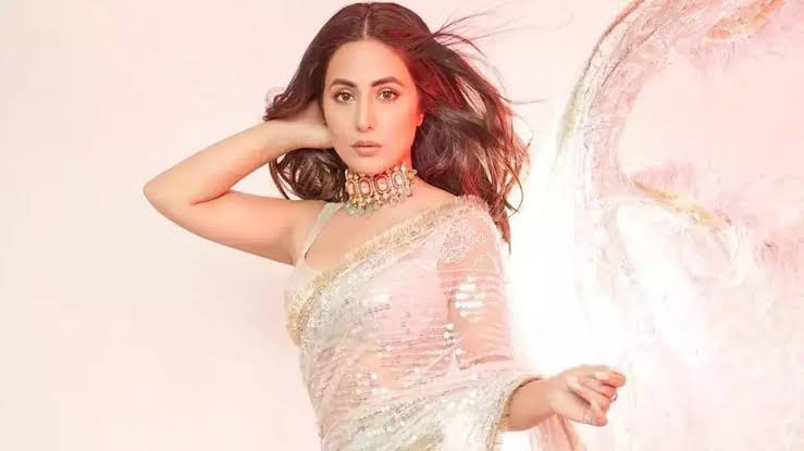 স্ট্যাটাস দেওয়ার পরই হাসপাতালে হিনা খান
