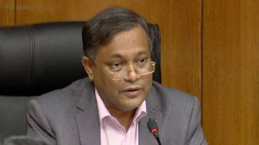 গান গাইতে গিয়ে কুয়ায় পড়ে গিয়েছিলেন তথ্যমন্ত্রী