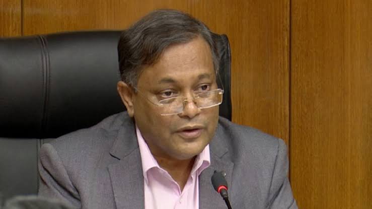 গান গাইতে গিয়ে কুয়ায় পড়ে গিয়েছিলেন তথ্যমন্ত্রী