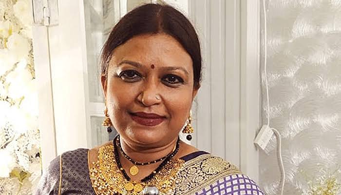 গভীর রাতে আমেরিকা উড়াল দিলেন চয়নিকা চৌধুরী!