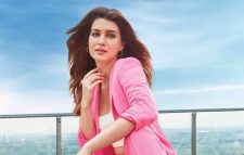 লাখ টাকার গাউনে কোথায় গেলেন কৃতি শ্যানন