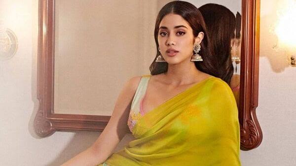 প্রেমিকের বাড়ি থেকে বেরিয়ে মুখ লুকালেন জাহ্নবী