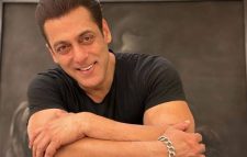 নারীর সঙ্গে রহস্যময় ছবি দিয়ে ইঙ্গিতপূর্ণ বার্তা দিলেন সালমান খান