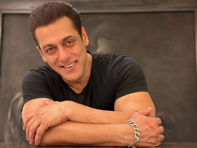 নারীর সঙ্গে রহস্যময় ছবি দিয়ে ইঙ্গিতপূর্ণ বার্তা দিলেন সালমান খান