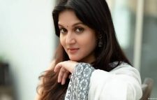 নিজের নাম থেকে ‘খান’ বাদ দেওয়ার কারণ জানালেন মিথিলা