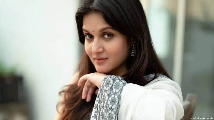 নিজের নাম থেকে ‘খান’ বাদ দেওয়ার কারণ জানালেন মিথিলা