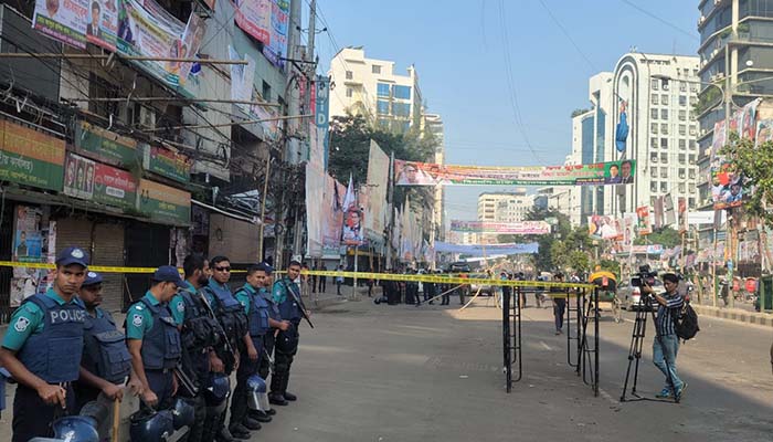 বিএনপির কার্যালয়ের সামনে পুলিশের বেষ্টনী