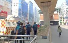 মিরপুরে বিক্ষুব্ধ পোশাকশ্রমিকদের টিয়ারশেল মেরে ছত্রভঙ্গ করে দিল পুলিশ