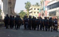 ১০ মিনিটে শ্রমিকদের সড়ক থেকে সরালো পুলিশ