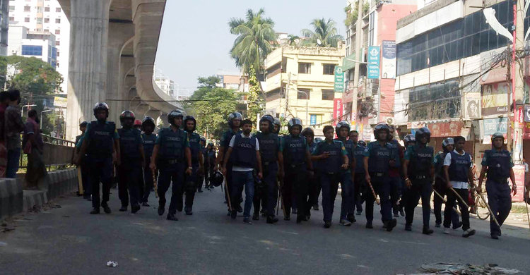 ১০ মিনিটে শ্রমিকদের সড়ক থেকে সরালো পুলিশ