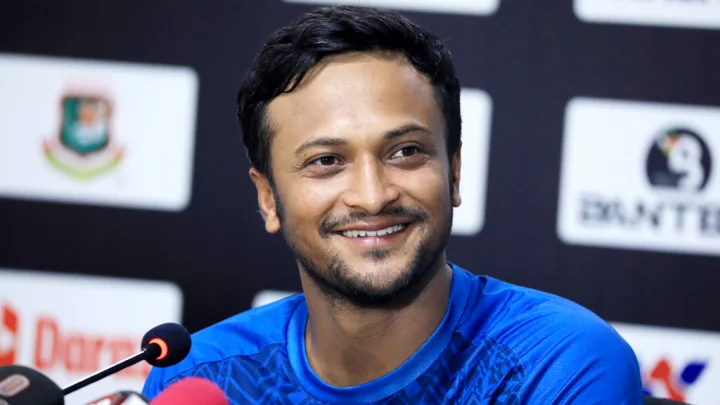 ঢাকা–১০ ও মাগুরার দুই আসনের জন্য নৌকার মনোনয়ন ফরম কিনলেন সাকিব