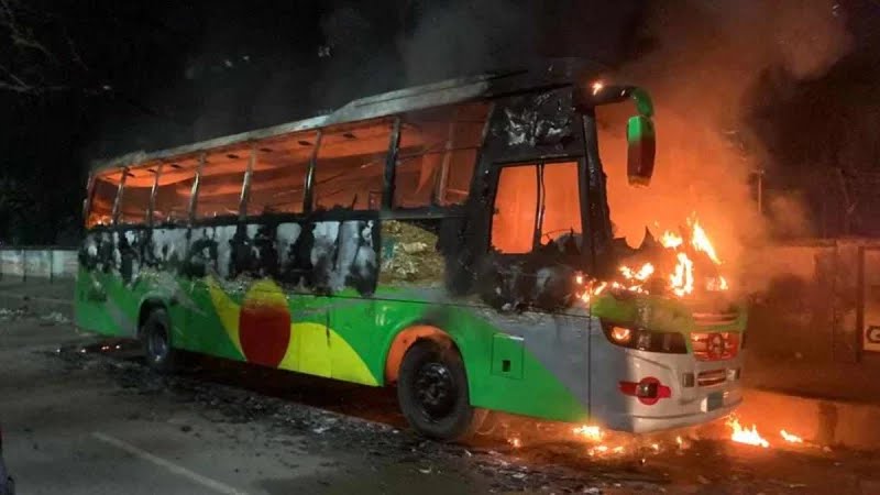 ১০ মিনিটের ব্যবধানে রাজধানীতে ২ যাত্রীবাহী বাসে আগুন