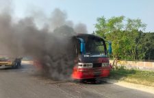সকালেই হেমায়েতপুরে বাসে আগুন
