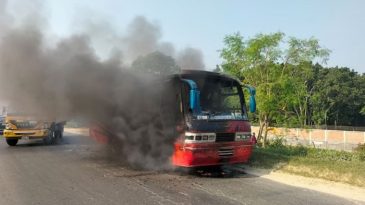 সকালেই হেমায়েতপুরে বাসে আগুন