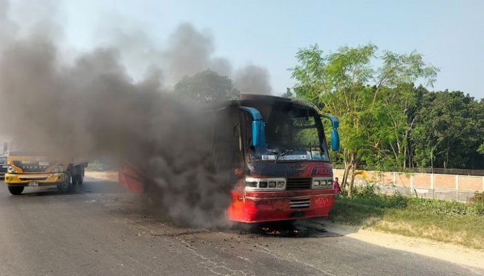 সকালেই হেমায়েতপুরে বাসে আগুন