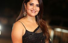 আন্টি বলায় মামলা করবেন অভিনেত্রী