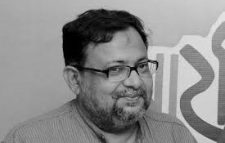 হাসপাতালে নেওয়ার পথেই প্রাণ গেল নির্মাতার