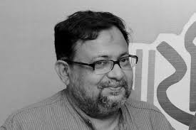 হাসপাতালে নেওয়ার পথেই প্রাণ গেল নির্মাতার