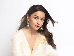 যেদিন মেয়ের মুখ দেখাবেন আলিয়া